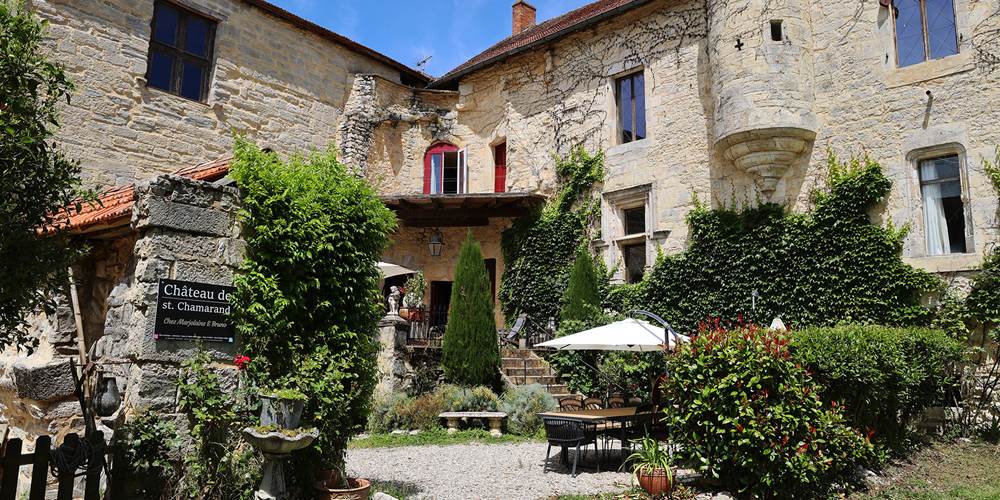 Hébergement de groupe au Château de Saint-Chamarand : location de gîtes de charme et chambres d'hôtes de caractère dans le Lot.