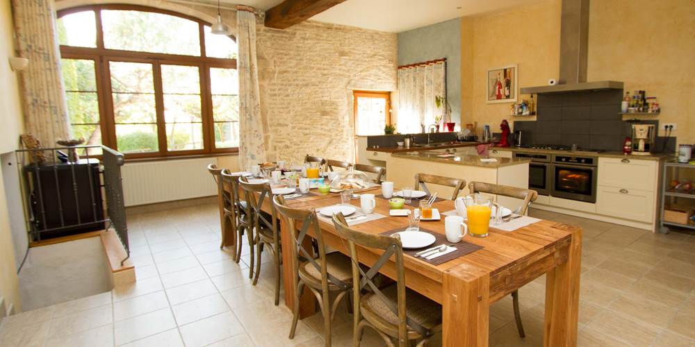 La Maison des Abeilles, salle à manger et salon à partager