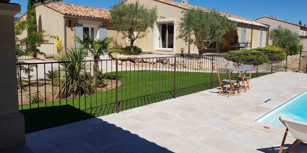 Gîtes Luberon Lub'heureux depuis la piscine sécurisée Provence