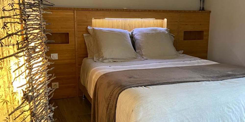 Chambre Bambou avec sa salle de bain côté piscine