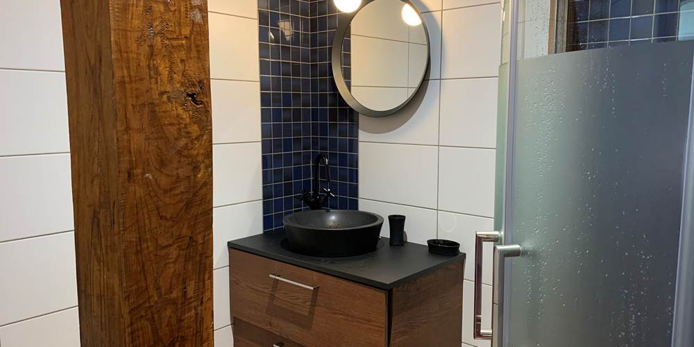 Douche fonctionnelle et espace privatif pour plus de confort dans notre gîte rural en Hauts-de-France, à proximité du Pays des 7 Vallées.