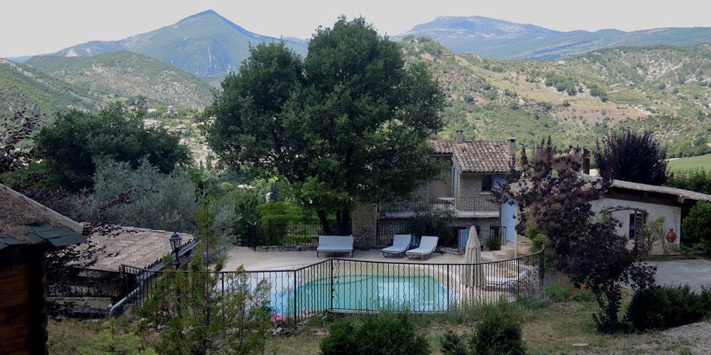 Vue de la maison et de la piscine