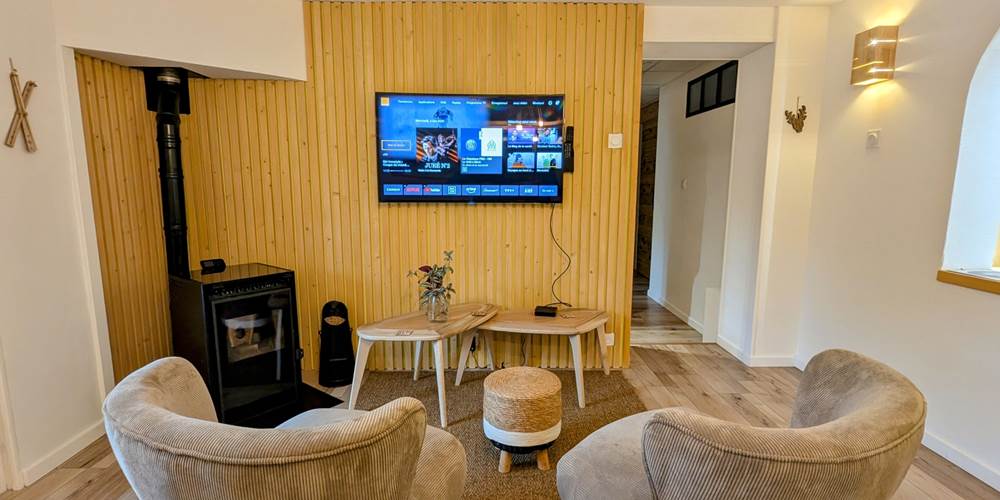 salon-tv-poele-a-granules-gite-ocimes-la-bresse