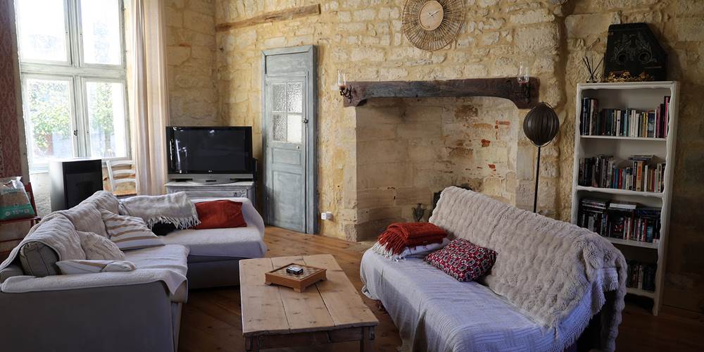 Espace salon-cuisine de l'aile Renaissance : profitez d'une totale autonomie dans un cadre historique d'exception au Château de Saint-Chamarand