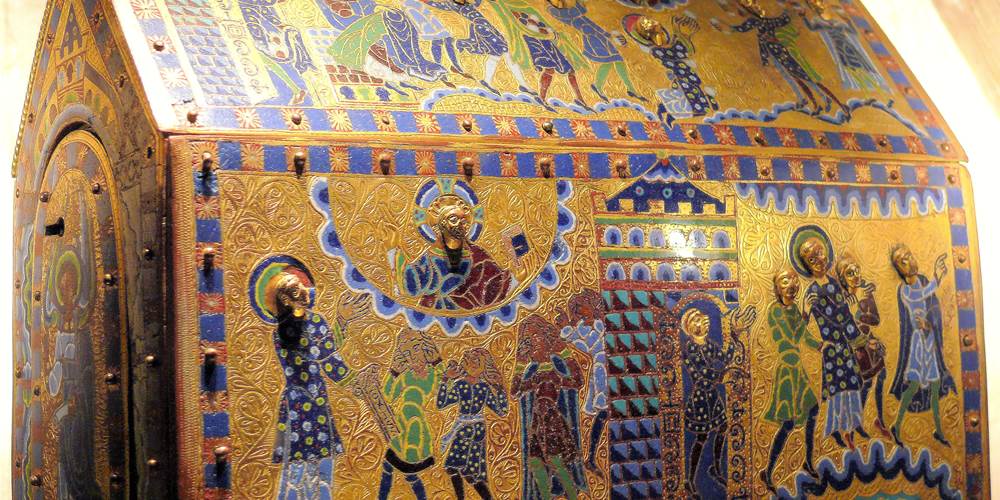 Chasse-reliquaire consacrée à Saint-Etienne (XIIème), en émaux de Limoges, faisant partie du Trésor de Gimel-les-Cascades (19), dans la crypte de l'église St-Pardoux (XIIIème et XVème s.).
