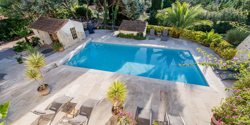 Terrasse piscine chauffée La Bastide de Font-Clarette