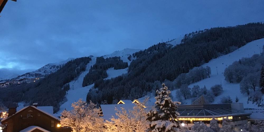 vue nocturne sur les pistes de ski