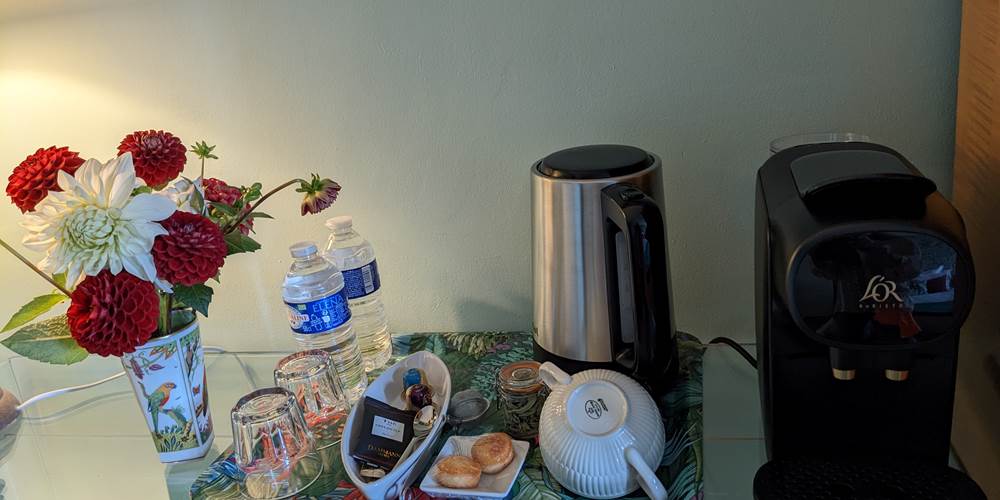 Plateau courtoisie, bouilloire et cafetière Nespresso