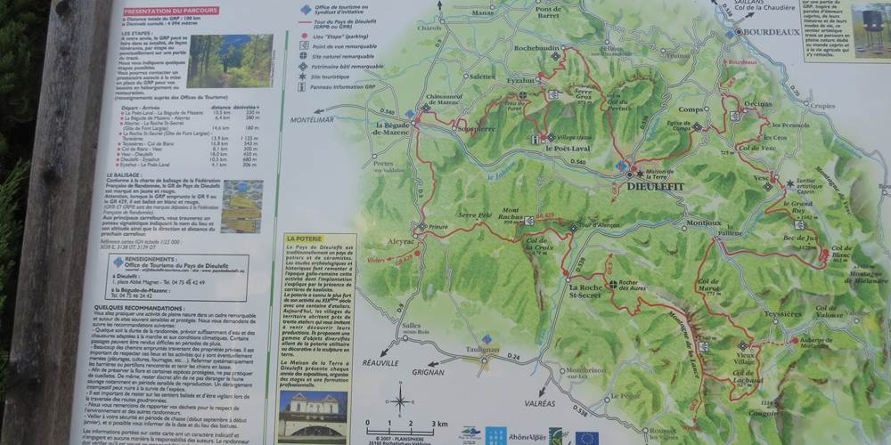 un plan avec les Chemins de Grande Randonnée , à coté de la maison