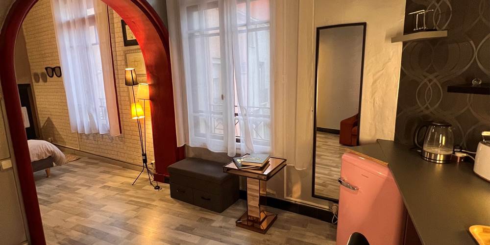 chambre avec espace petit dejeuner :mini bar bouilloire Senseo grille pain