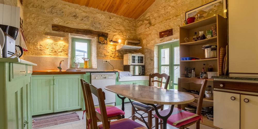 Saint Roch chambres d'hôtes cuisine à partager par les hôtes bien équipée.jpg