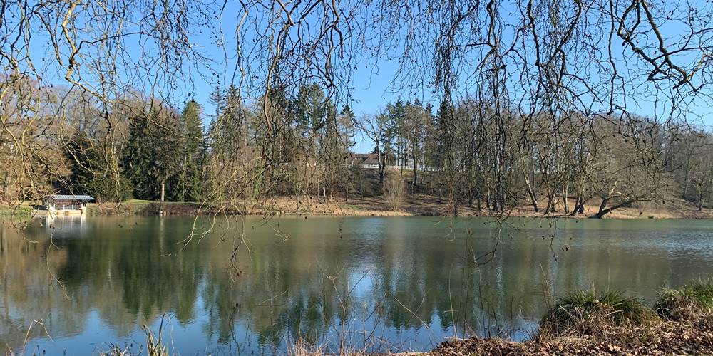 depuis le parc Jean Jacques Rousseau, on devine la Charmille