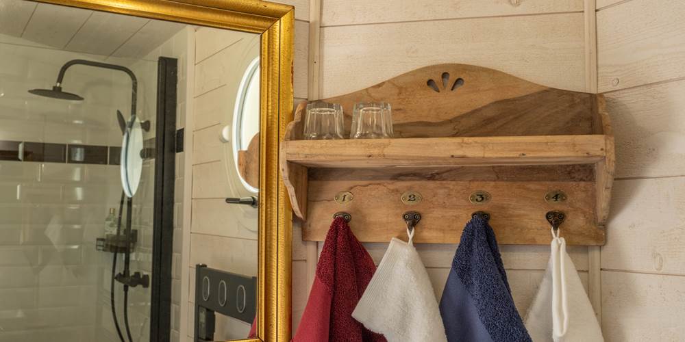 Salle de bain avec douche et lavabo
