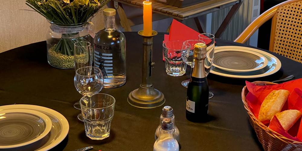 Table romantique dressée en cas de repas à bord