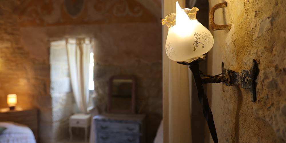 Le prestige de l'histoire : séjournez dans une chambre d'hôte authentique au Château de Saint-Chamarand.