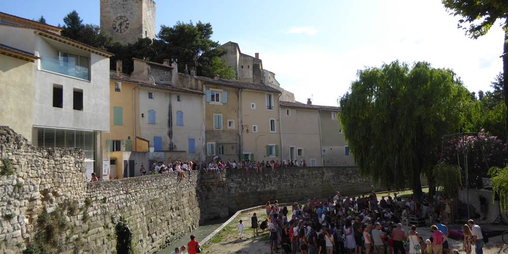 On aperçoit le donjon du château des Comtes de Toulouse, à Pernes