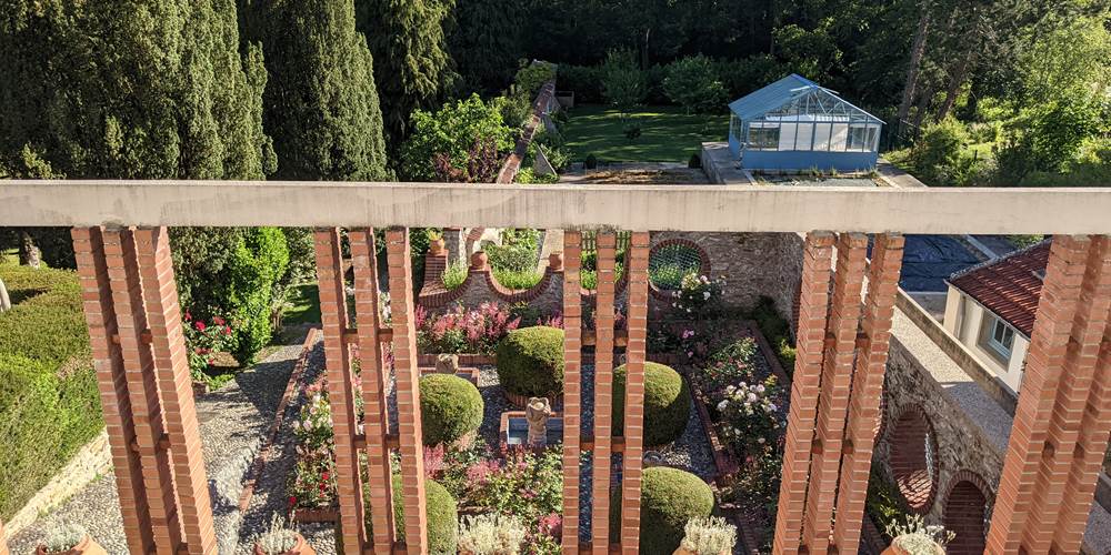 vue sur la roseraie le potager et la serre