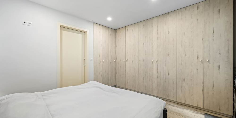 Slaapkamer met kastenwand