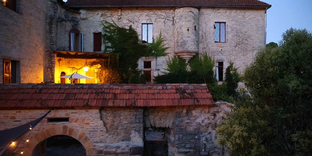 Observation des étoiles au Château de Saint-Chamarand : profitez de la pureté exceptionnelle du Triangle Noir du Quercy pour une nuit magique sous la Voie Lactée.