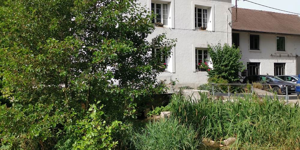 Le moulin, au bord de la rivière
