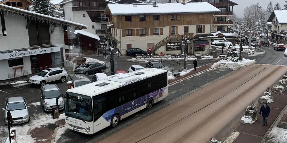 Fenetre 4 Arret Bus l'hiver et entrée du village de  Combloux