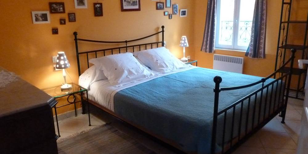 La chambre parentale avec un lit queen size