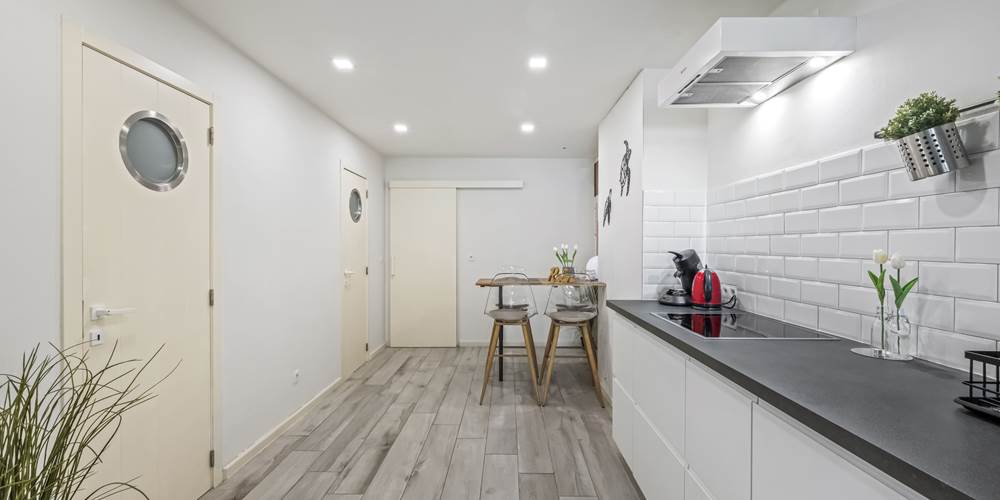 Keuken met tafel en stoelen