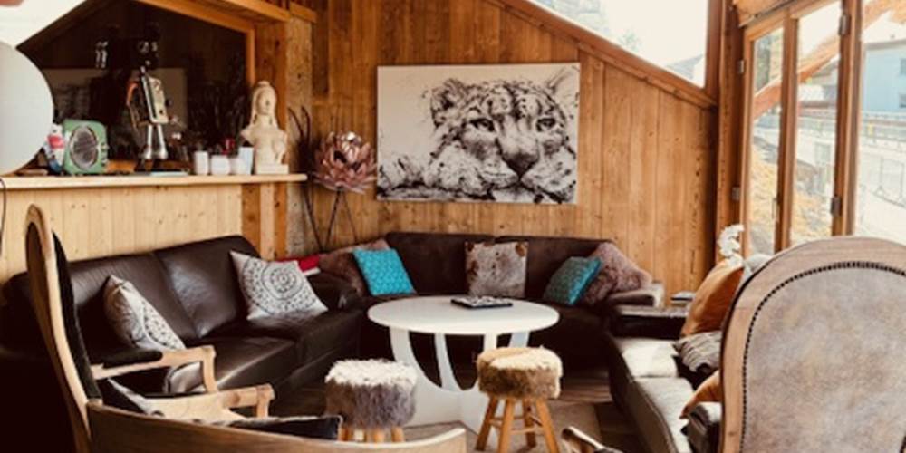 salon / bar