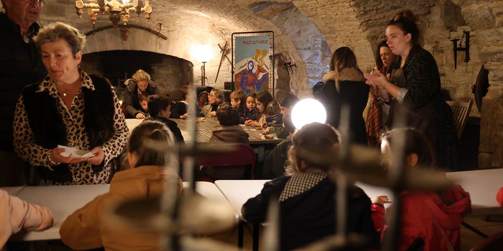 Aventures ludiques et historiques : complétez vos parties de jeux au château par les ateliers de taille de silex ou de chasse du Musée du Piage, situé à Fajoles.