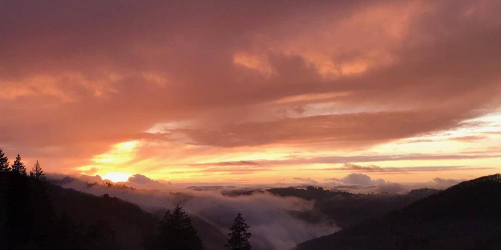Couchers de soleil spectaculaires depuis les fenêtres de vos Gîtes "Le Chant des Sources" à Gimel-les-Cascades (19).