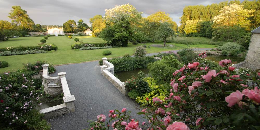 Pont sur les douves et jardin