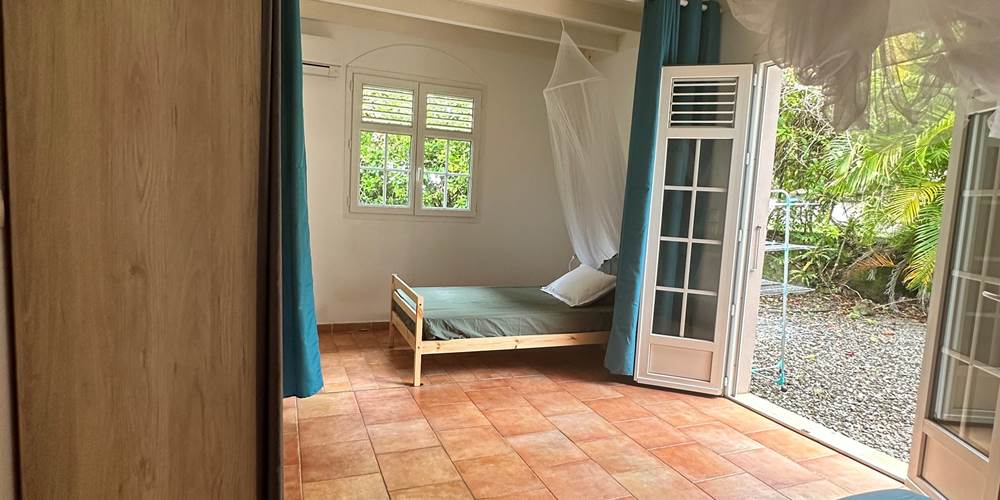 Avec son lit double et ses 2 lits simples avec séparation