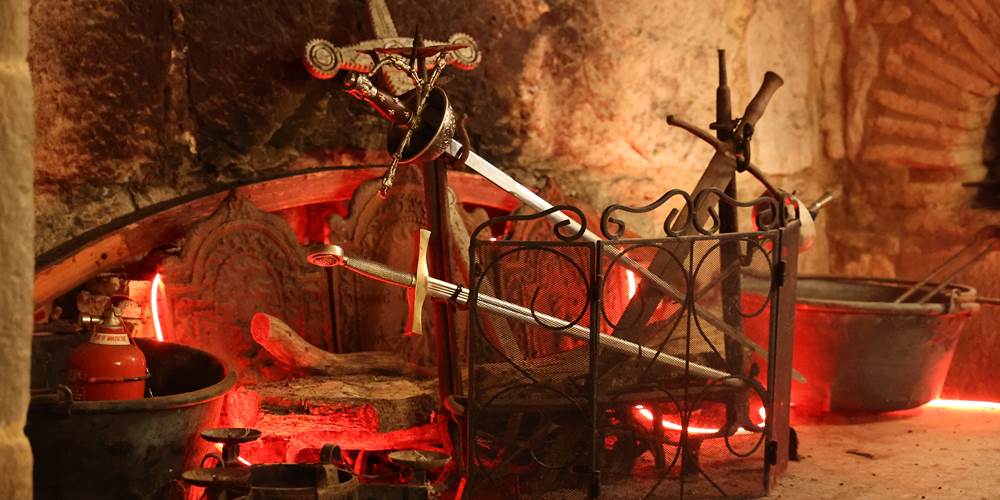 Vivez l'aventure au Château de Saint-Chamarand : hébergement pour passionnés de jeux et d'univers Fantasy.