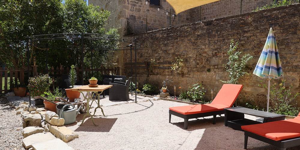 Espace détente au Château de Saint-Chamarand : profitez d'un jardin chill et ombragé pour vos vacances nature dans le Lot.