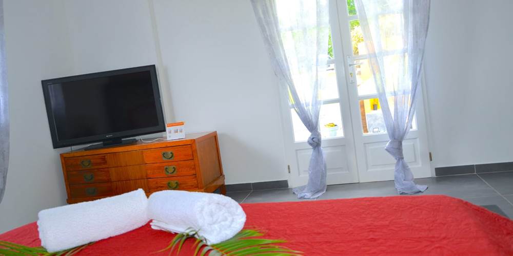 Suite parentale avec vue sur piscine et salle de bain attenante