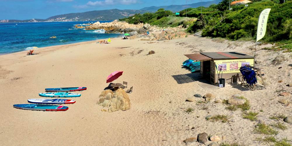 Abbartello kayak Corse paillotte vue Porto Pollo