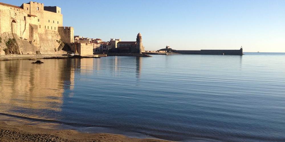 Le château royal, le clocher, vu du Faubourg sous le soleil matinal