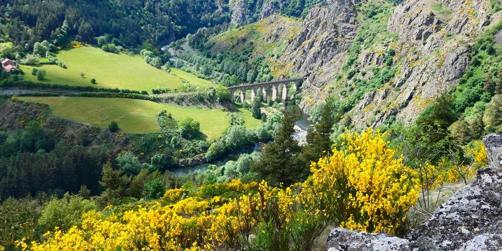 Vue sur l'Allier et la ligne de chemin de fer du Cévenol