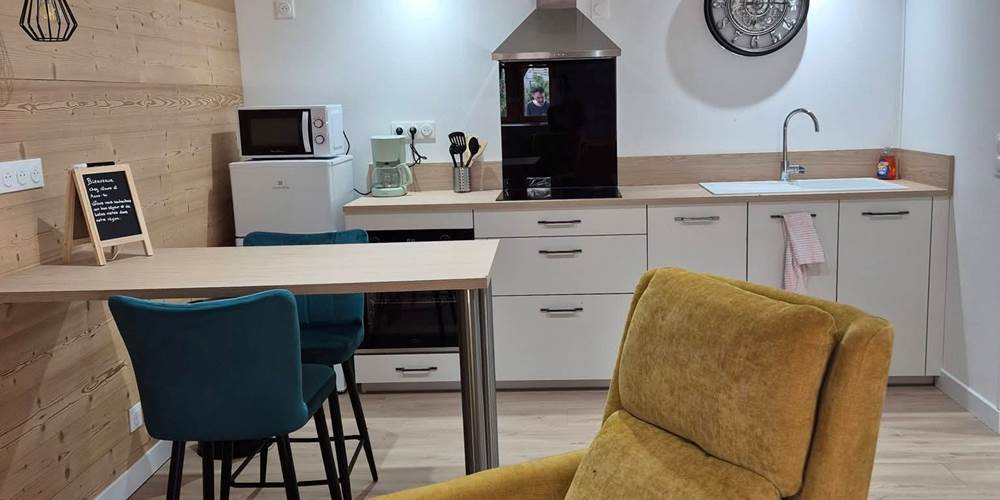 Mange-debout avec tabourets confortables