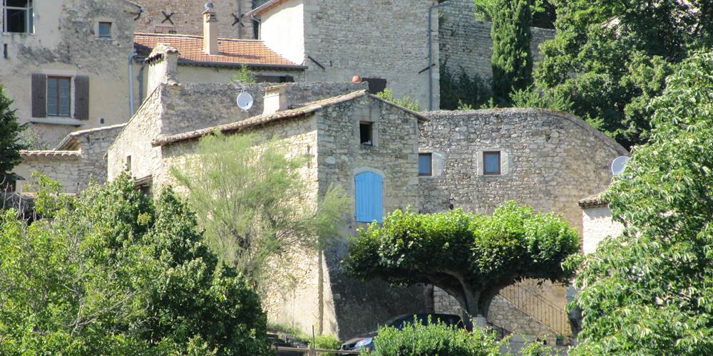Le Mas des Restanques au 1er plan, dans le village