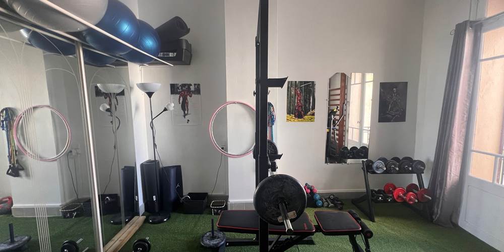 banc de musculation équipée de barres et disques