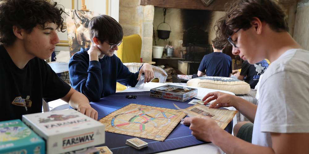 Soirée jeux au Château de Saint-Chamarand : vivez une expérience immersive unique dans l'ambiance chaleureuse de nos salons historiques.