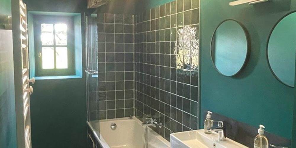 Chambre lit double, étage, salle de bain privative, vue jardin, vignoble, chambres d'hôtes