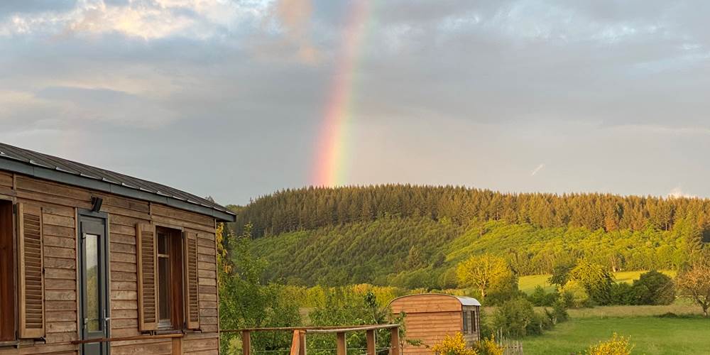 Les terres de la chouette et ses deux roulottes dans un paysage splendide