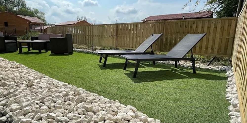 jardin privé avec transats et salon de jardin