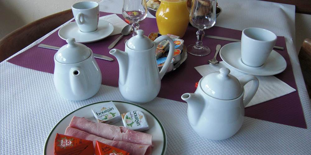 Petit déjeuner continentale, service en salle