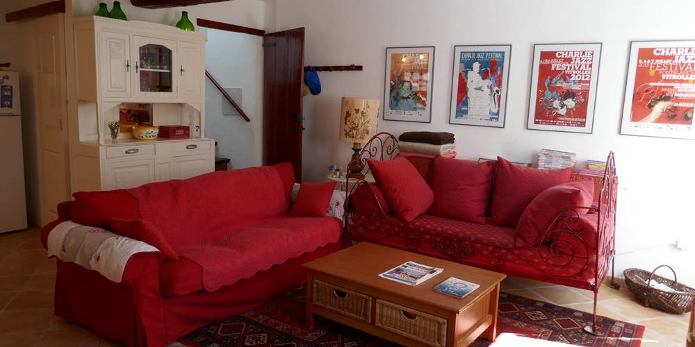 Le salon avec ses deux canapés confortables