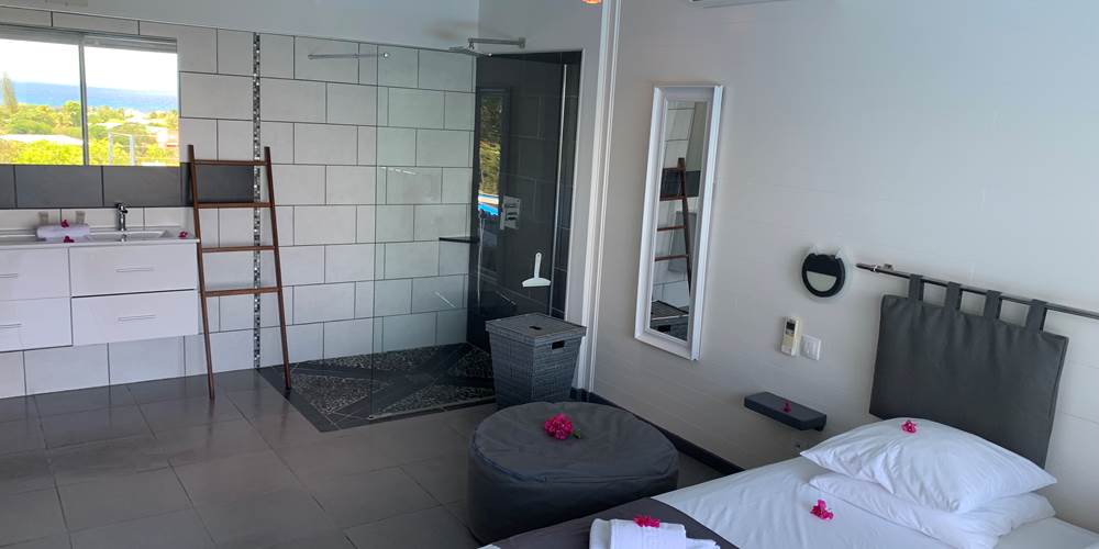 Salle de douche à l'italienne ouverte sur la chambre