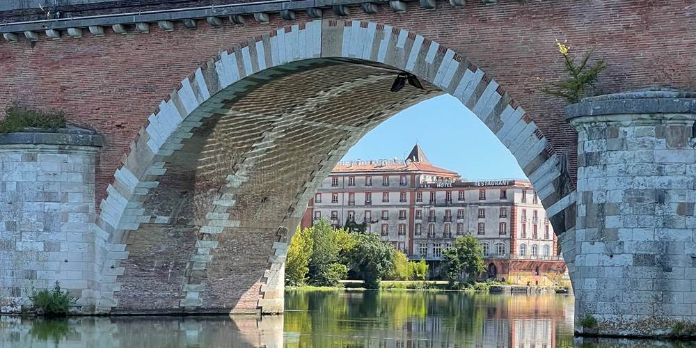 Moulin de Moissac vu à travers une arche du Pont Napoléon
