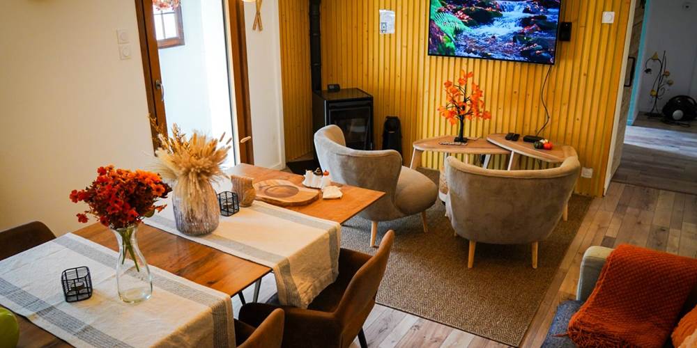 salon-salle-a-manger-poele-bois-gite-ocimes-la-bresse